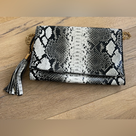 Faux snakeskin clutch - Picture 5 of 6